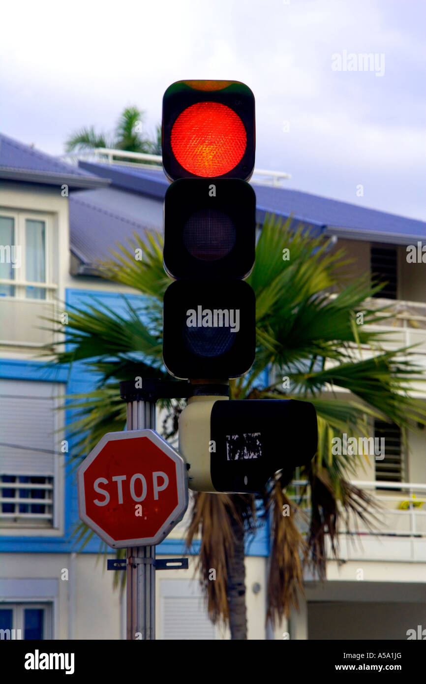 Licht rot Stop und Stop-Schild - Réunion Stockfoto