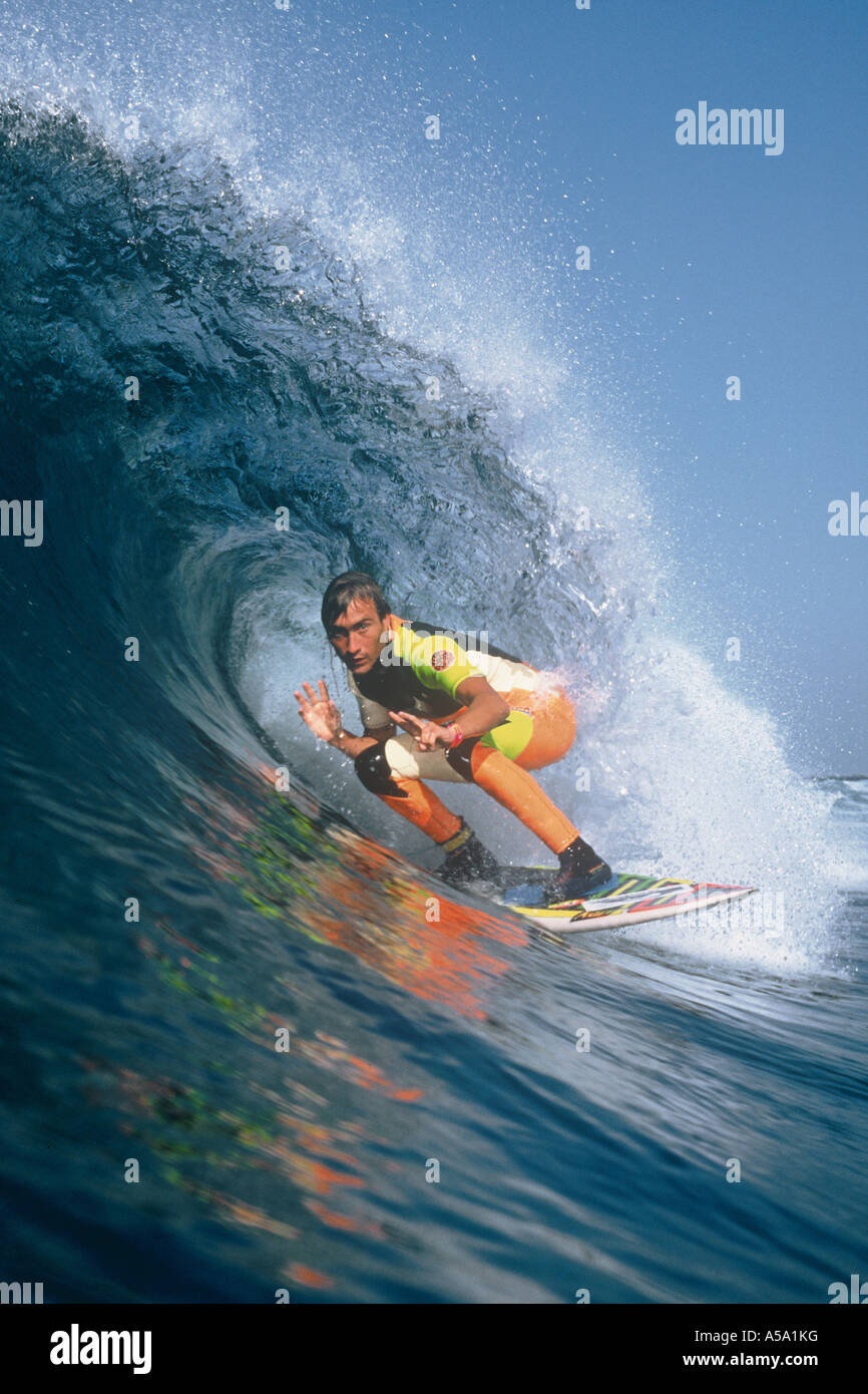 Surfer Carwyn Williams steckt in einem Schlauch Welle auf Fuerteventura auf den Kanarischen Inseln. Stockfoto