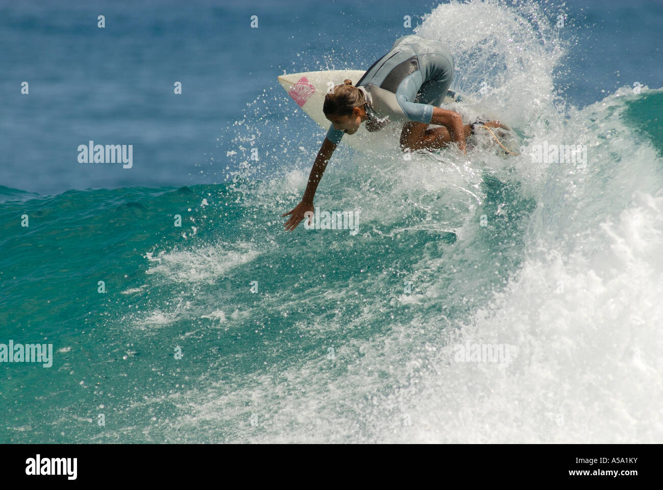 Surfer Mädchen verbindet Timing und Balance, die meisten Geschwindigkeit der Welle zu erhalten. Stockfoto