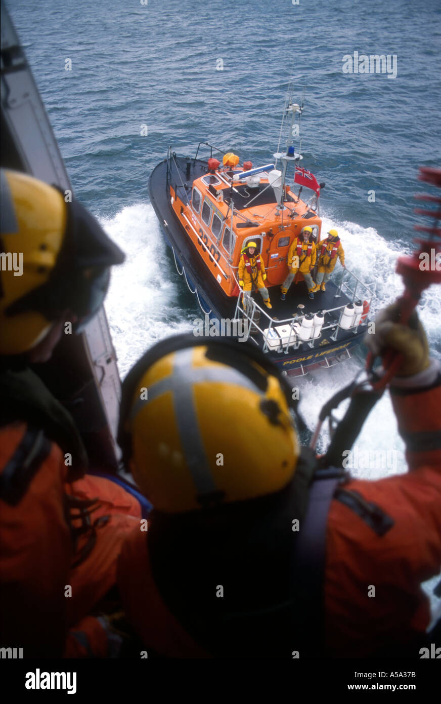 Küstenwache Suche und Rettung Hubschrauber überfliegt RNLI-Rettungsboot Stockfoto