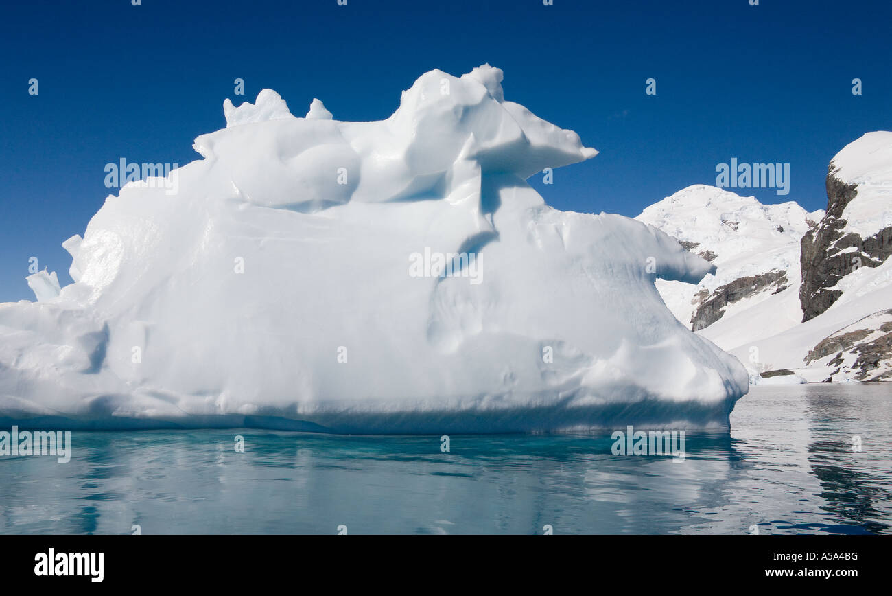 Eisberg in der Nähe von Half Moon Island vor der antarktischen Halbinsel in der Antarktis Stockfoto