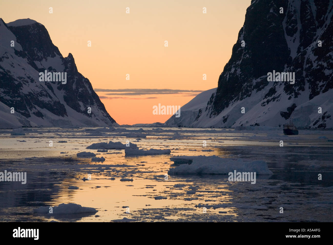 Mitternachtssonne in den Lamaire Kanal auf der antarktischen Halbinsel in der Antarktis Stockfoto