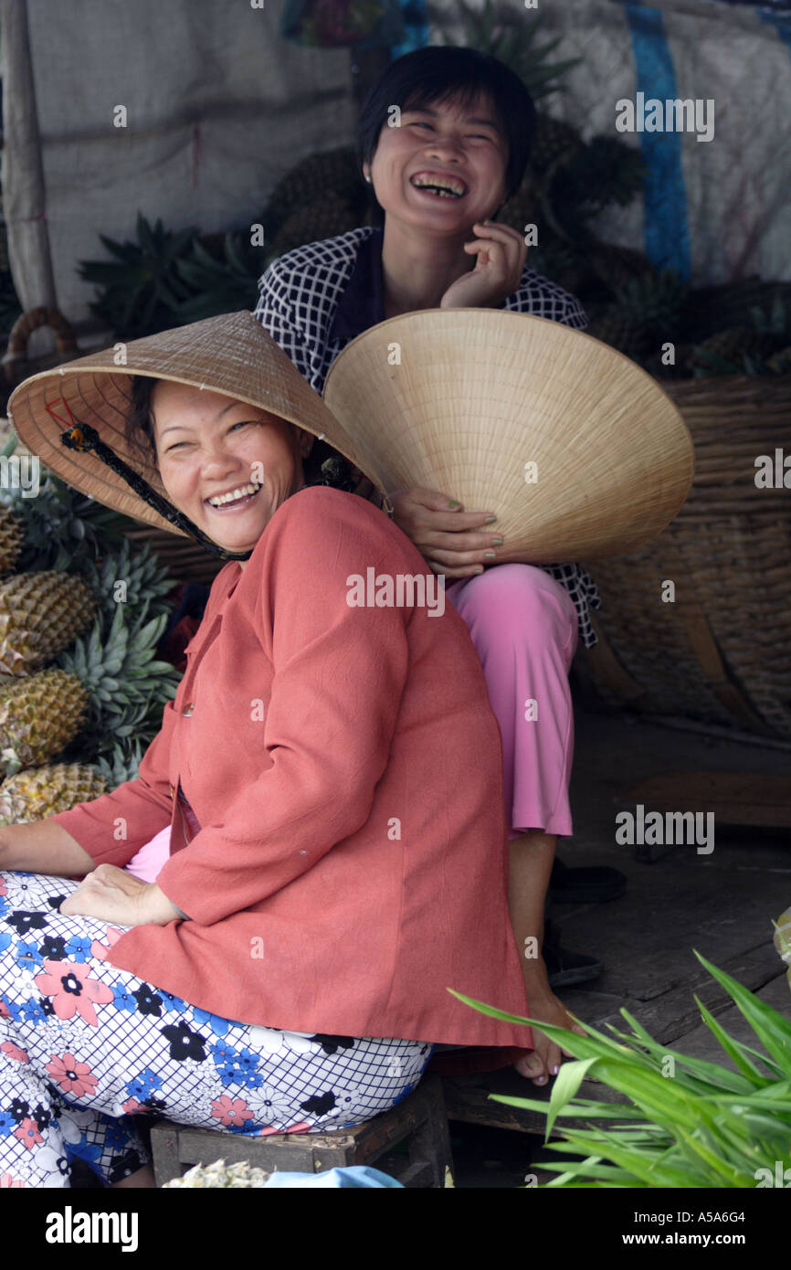 Saigon, HCMC, Vietnam, Trägerinnen Trachtenhüte, Verkauf von Ananas Stockfoto