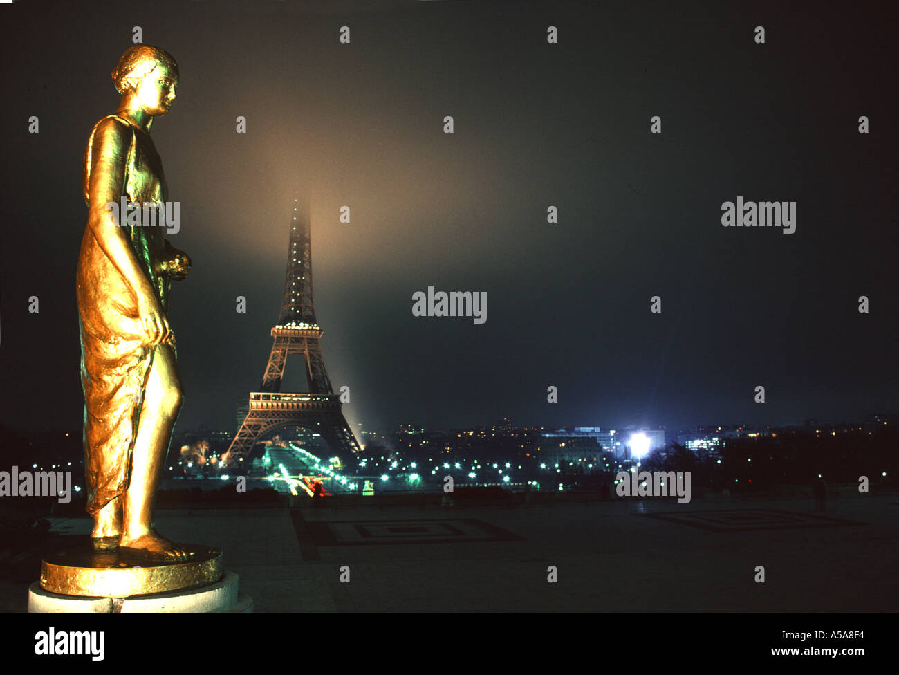 Www Galleriesepifanoff com Eiffle tower Paris Europa Nacht Farbe Stockfoto