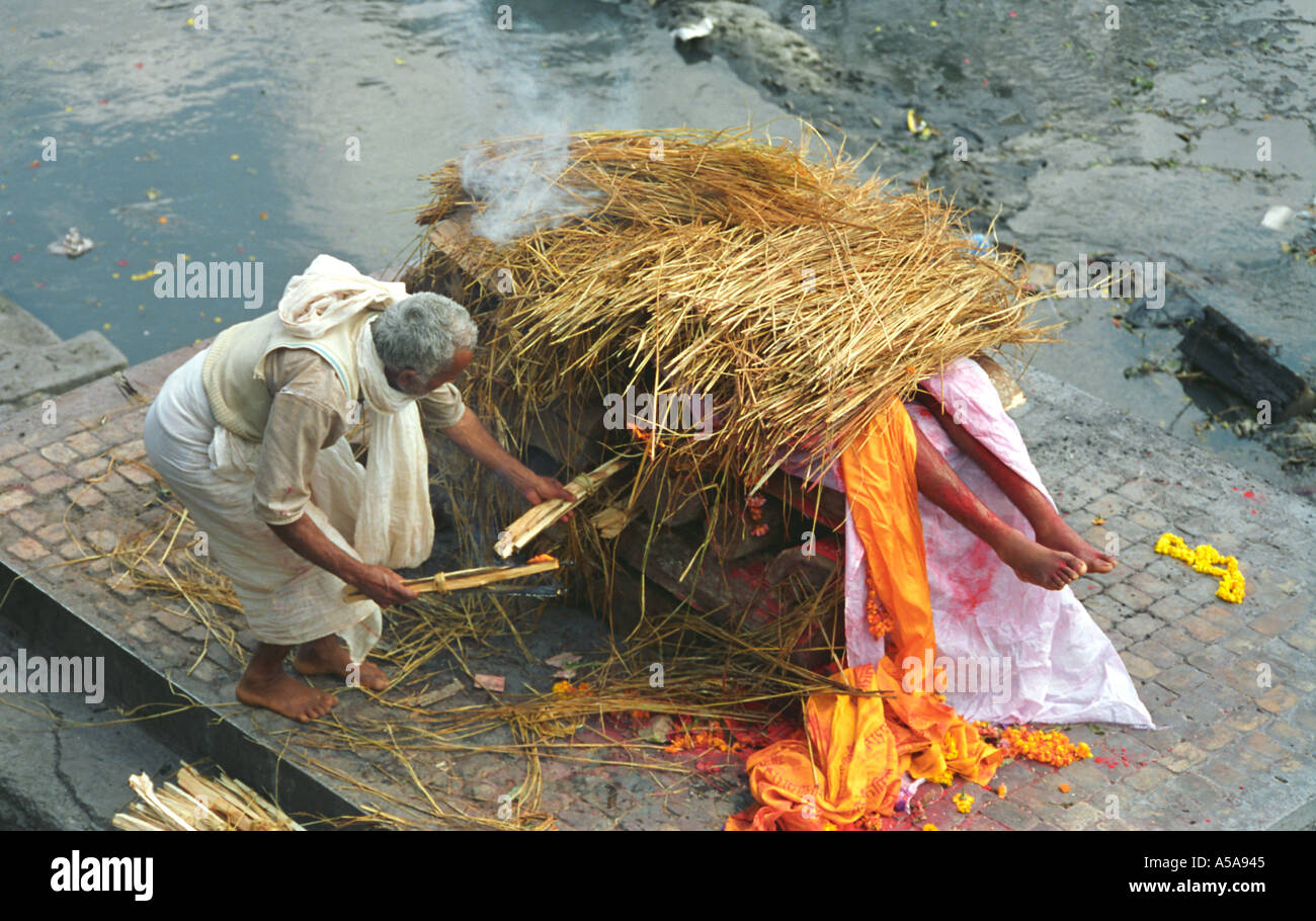 Hindu funeral pyre cremation in Fotos und Bildmaterial in hoher