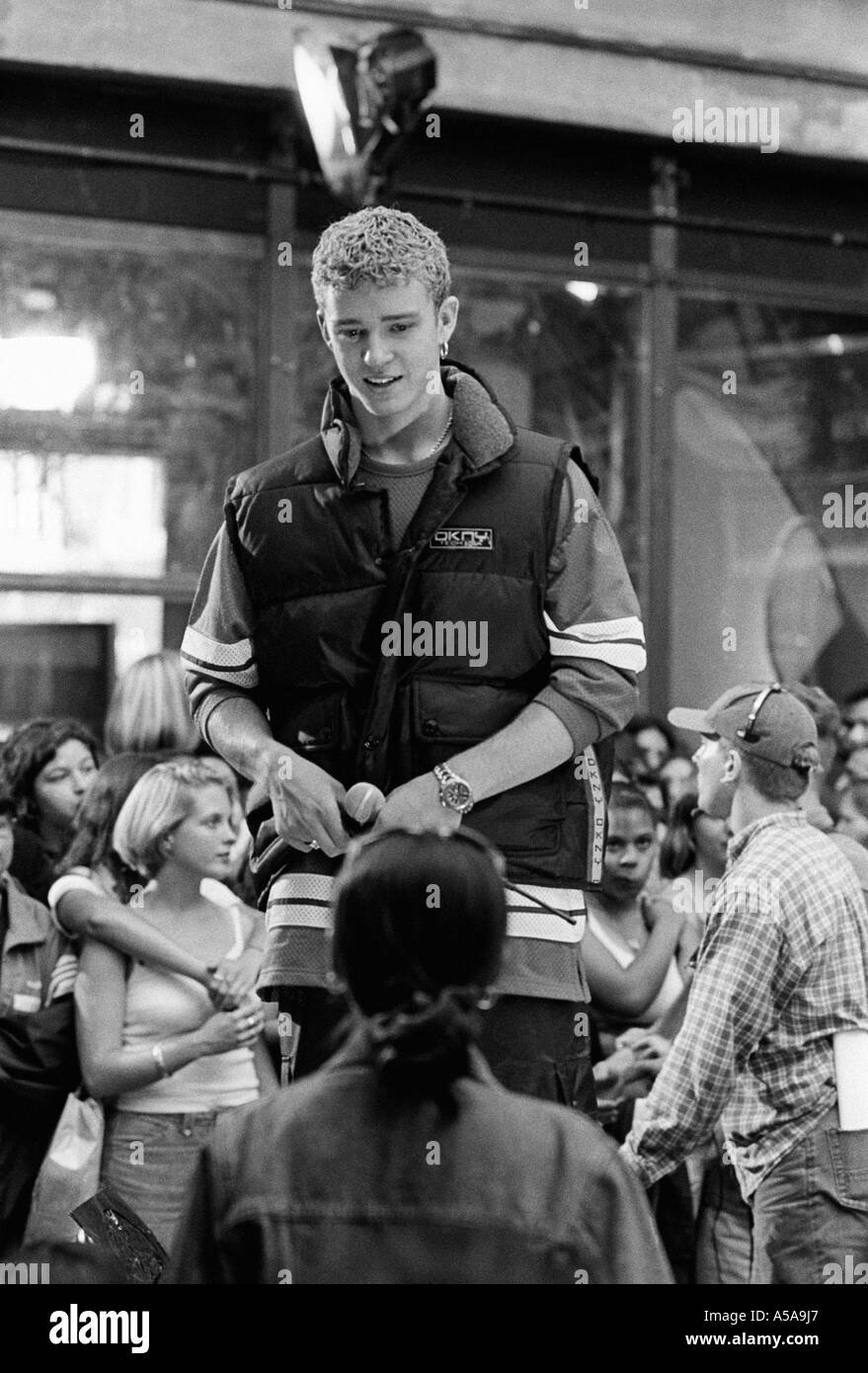 Justin Timberlake und seine Band Nsync durchführen bei einer TV-Show in Covent Garden in London 1997 Stockfoto