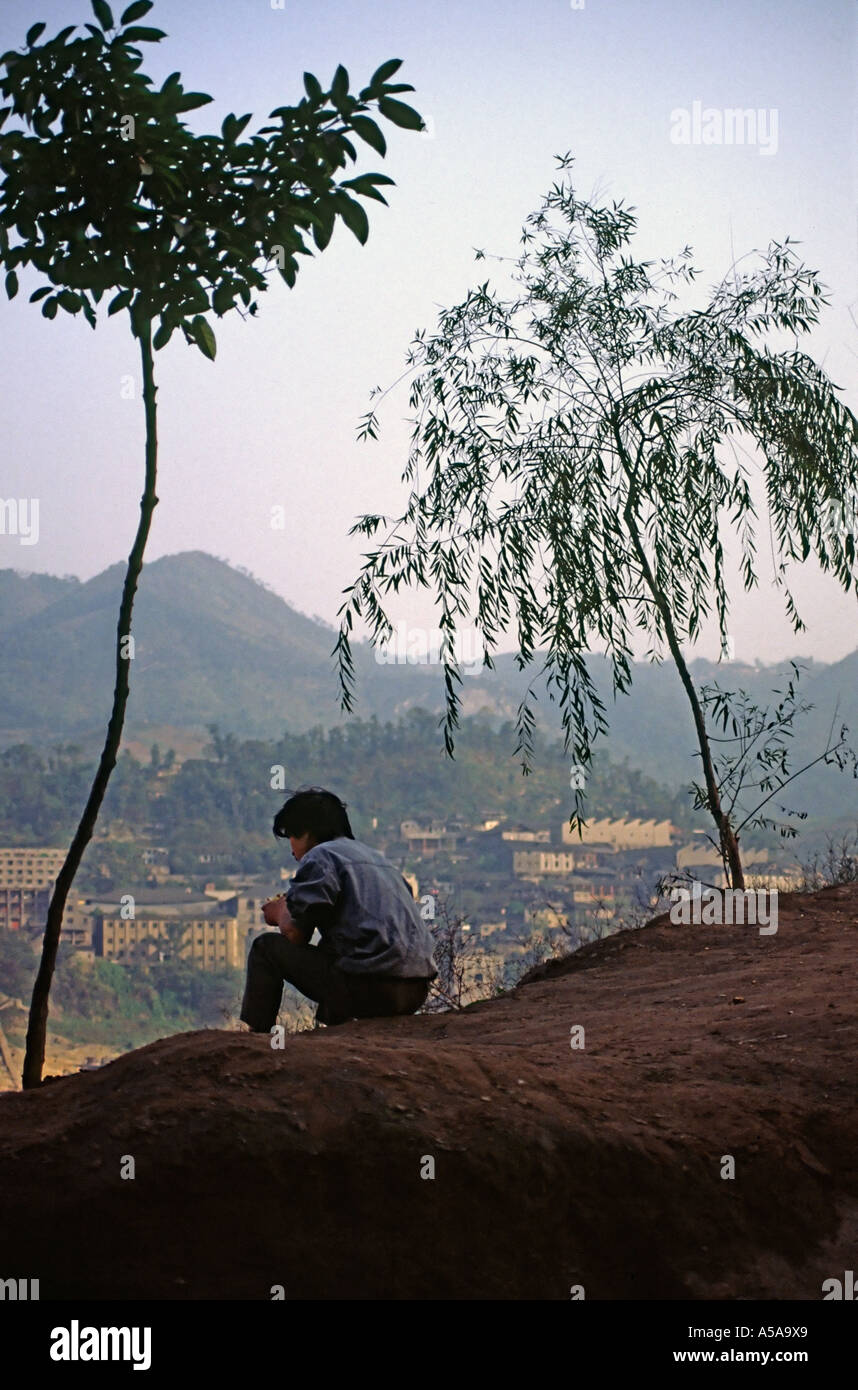 Morgen-Mann hocken auf Hügeln oberhalb von Chongqing China Stockfoto