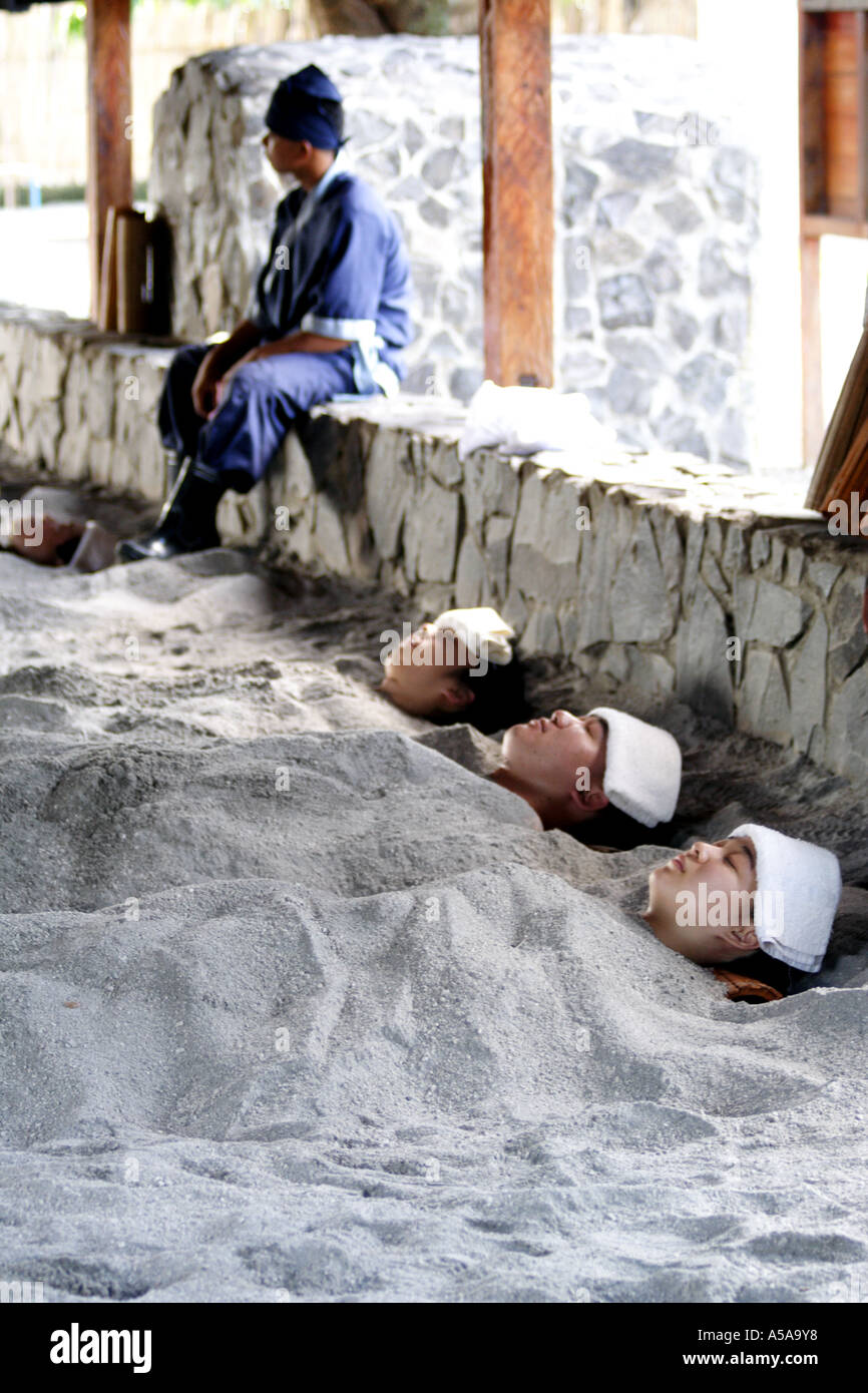 Koreanische Leute begraben in heißen therapeutische Sand auf ein südkoreanischer besaß Spa Resort in der Nähe von Mount Pinatubo, Philippinen Stockfoto