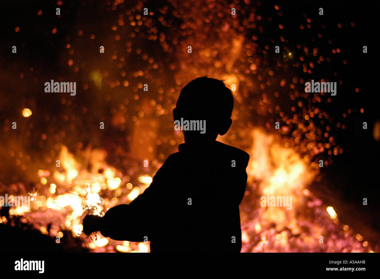 Kleiner Junge am Lagerfeuer Abend in London 2004 Stockfoto