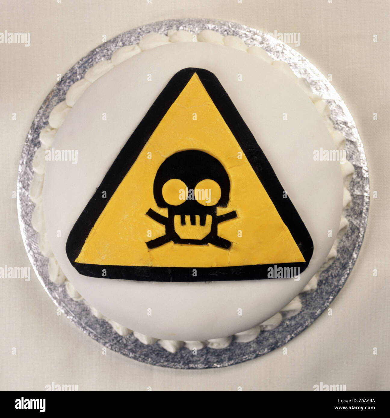 ein Kuchen mit einem poison Schild hergestellt aus Zuckerguss Stockfoto