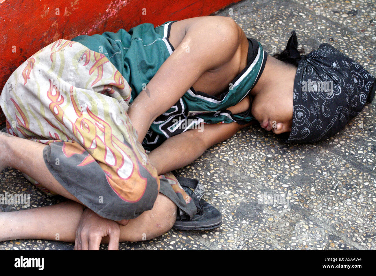 Obdachlosen Jungen schlafen auf der Straße in Manila, Philippinen Stockfoto