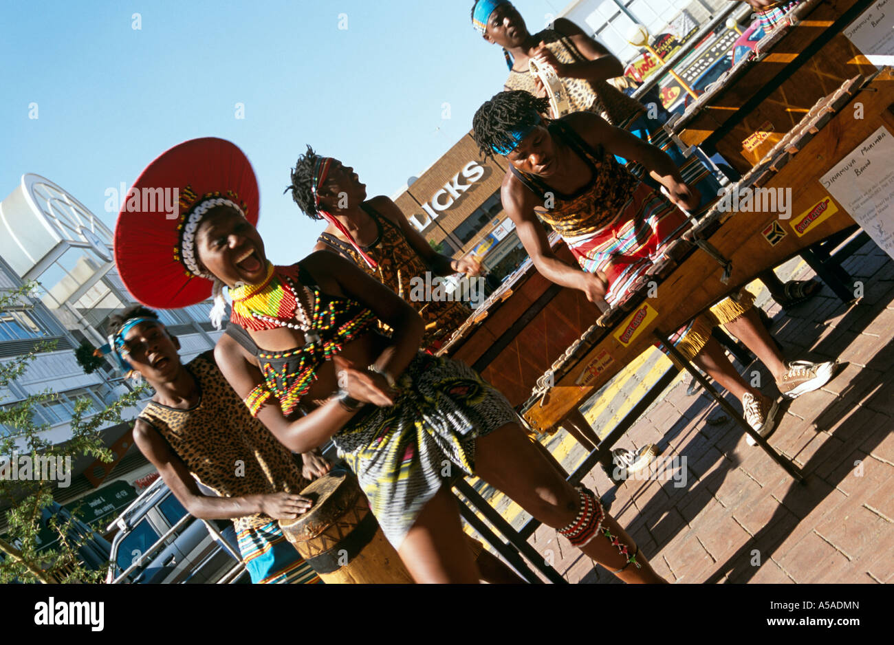 Tribal Leistung auf Straßen, Johannesburg, Südafrika Stockfoto