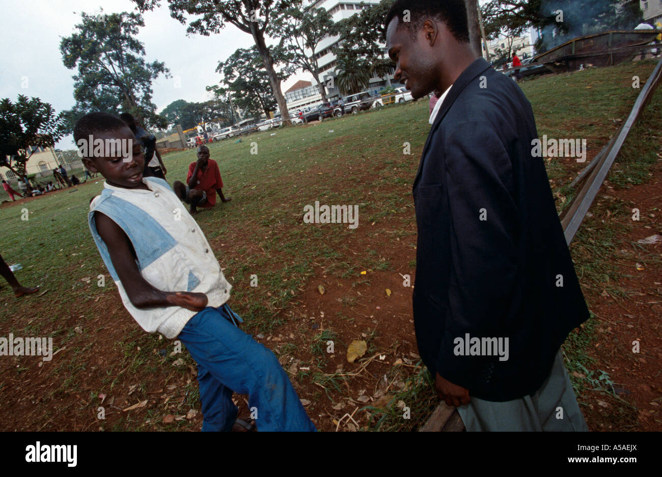 Kampala Straßenkinder spielen in einem Park in der Stadt Stockfoto