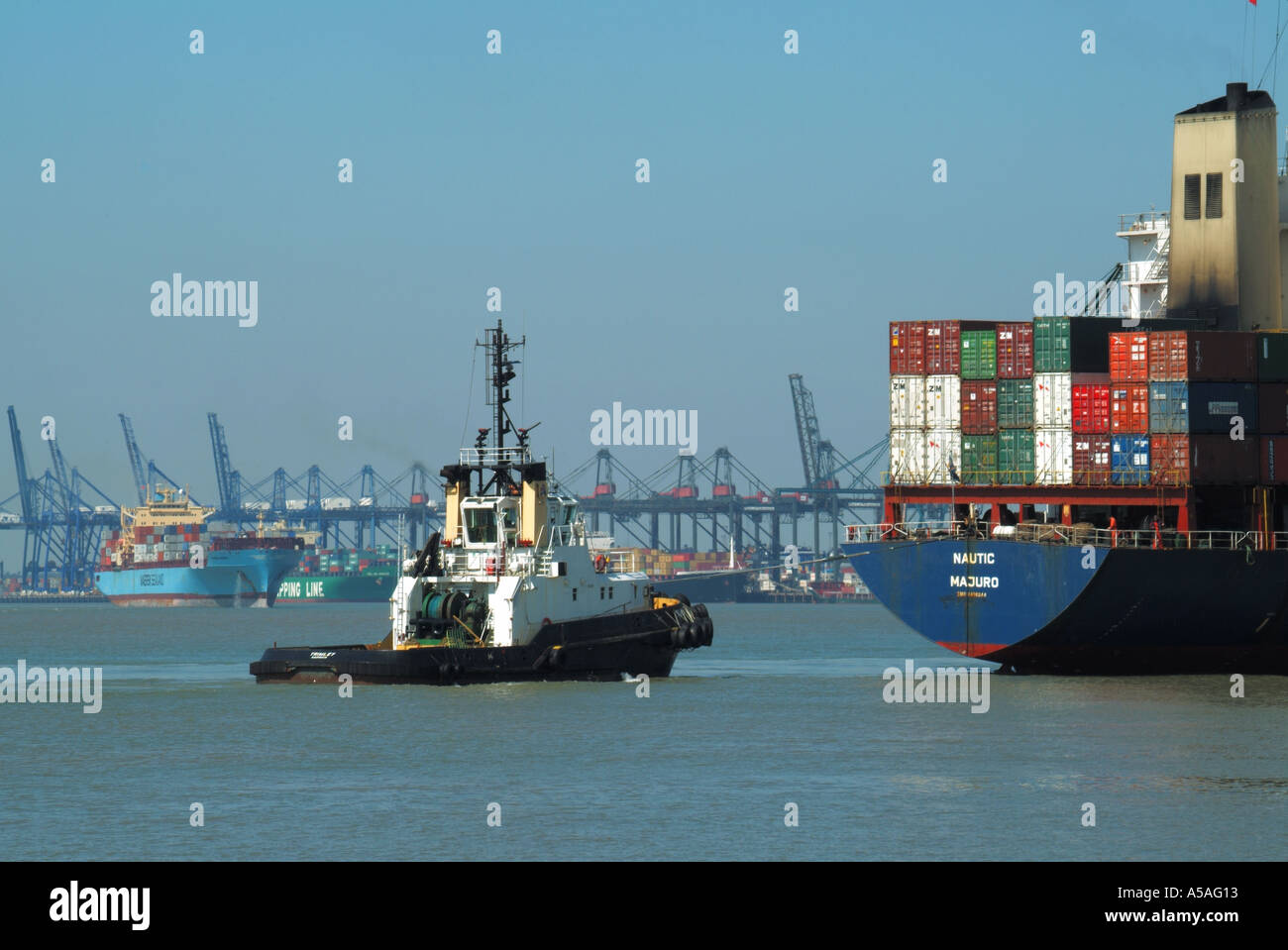 Krane entlang der Küstenlinie des Felixstowe-Containers-Hafens in der Mündung des Tugboots von Orwell unterstützen ankommende Containerschiffe in Suffolk, England, Großbritannien Stockfoto