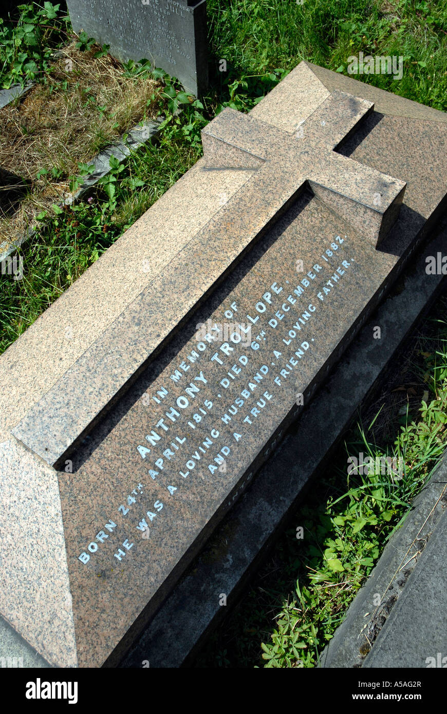 Grab des englischen Schriftstellers Anthony Trollope (1815-1882) der viktorianischen Gesellschaft in Kensal Green Cemetery London Stockfoto