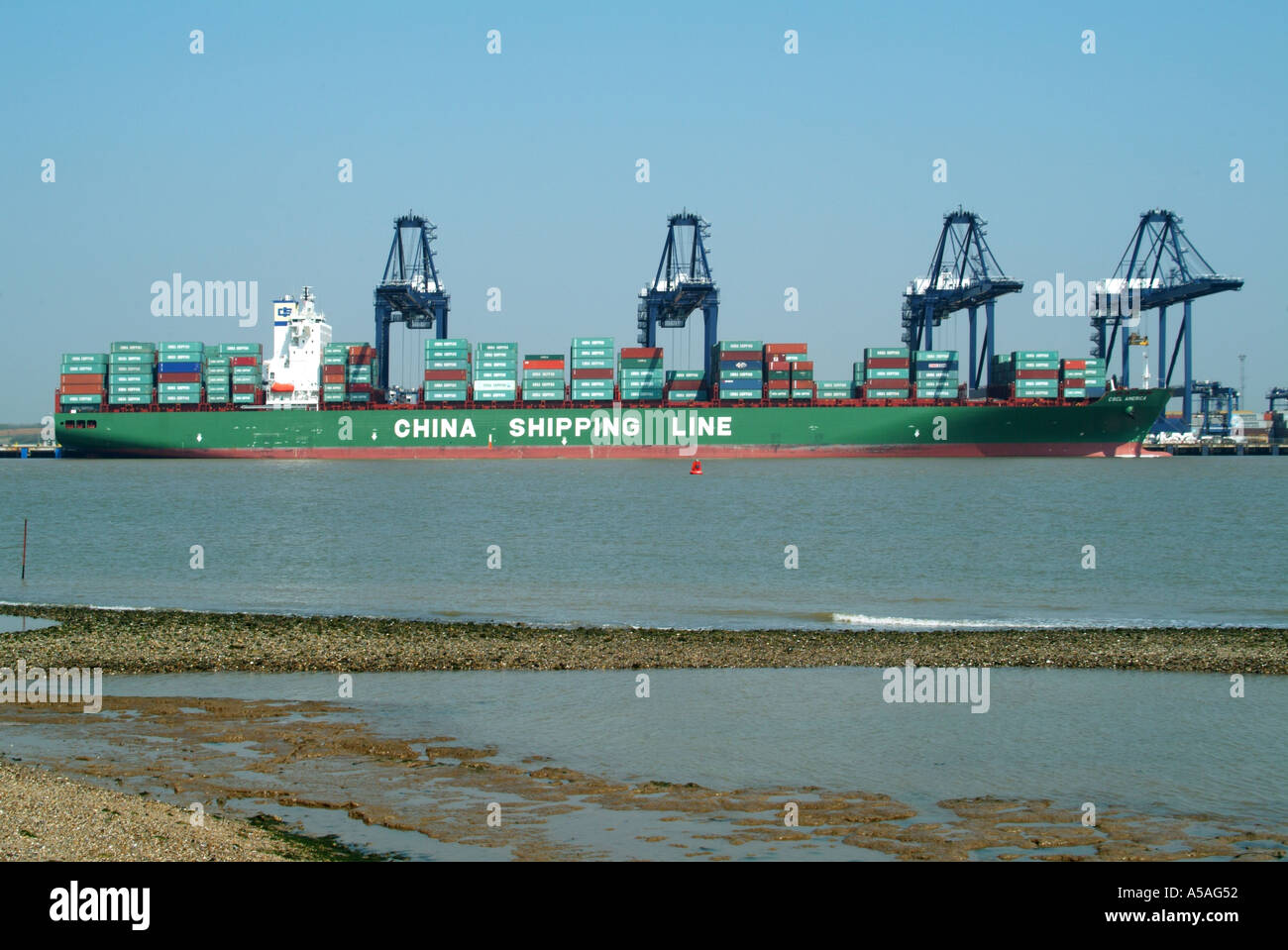 Transportlogistik in Felixstowe Port Suffolk England UK Containerschiff geladen mit China Versandbehälter die Supply Chain über Wasser zu halten Stockfoto