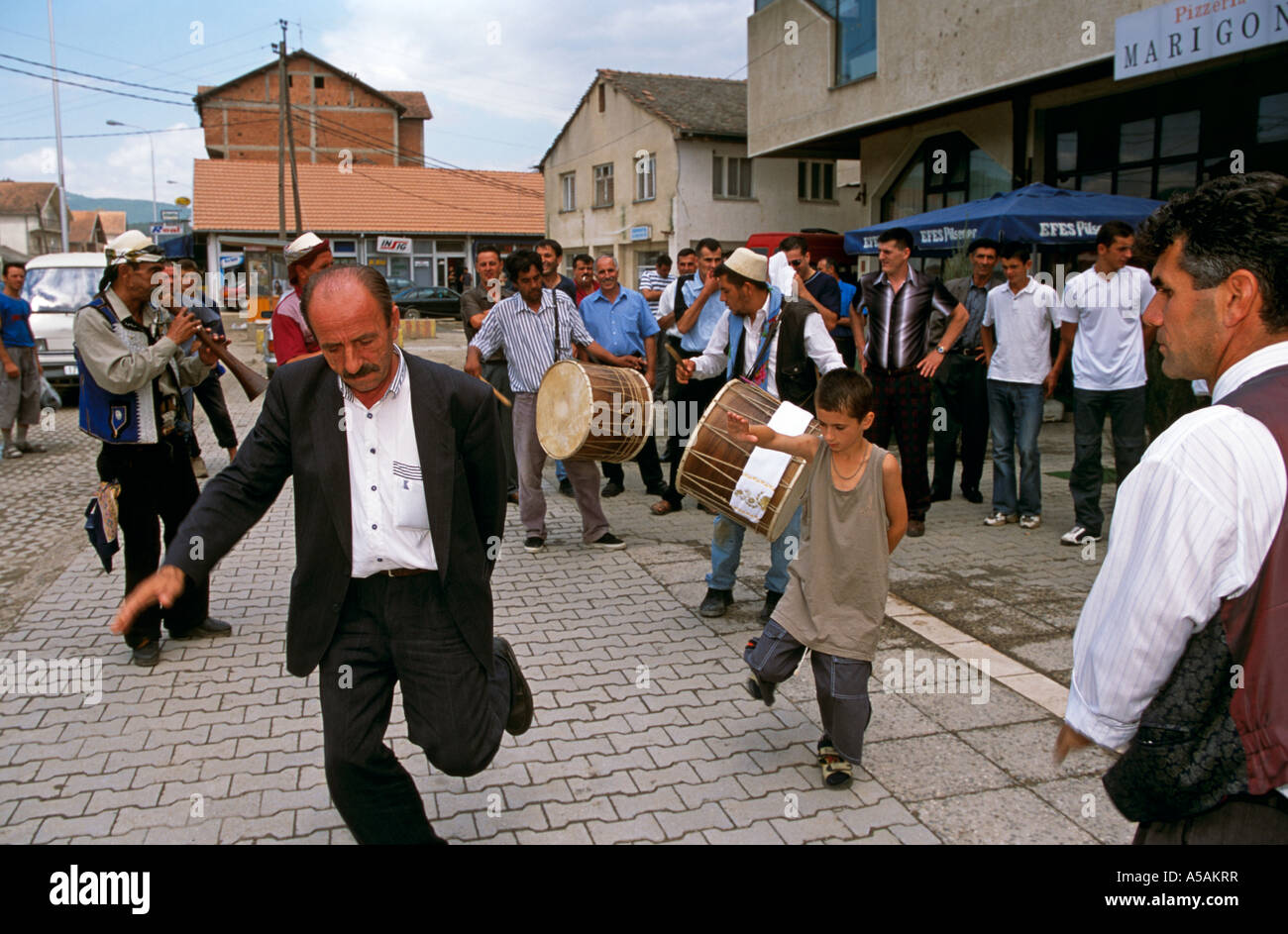 Menschen Singen Und Tanzen In Einer Traditionellen Hochzeitsfeier Im Kosovo Serbien Stockfotografie Alamy