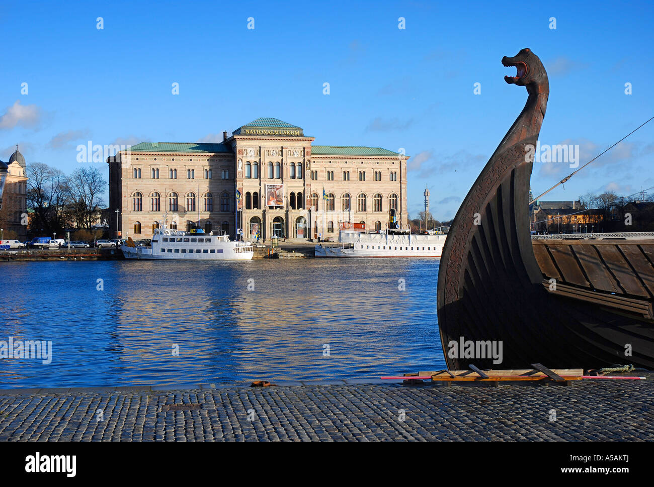 Das National Museum of Fine Arts in Stockholm, Schweden. Im Vordergrund: touristische Viking Schiff Svea Viking am Skeppsbron, Altstadt. Stockfoto