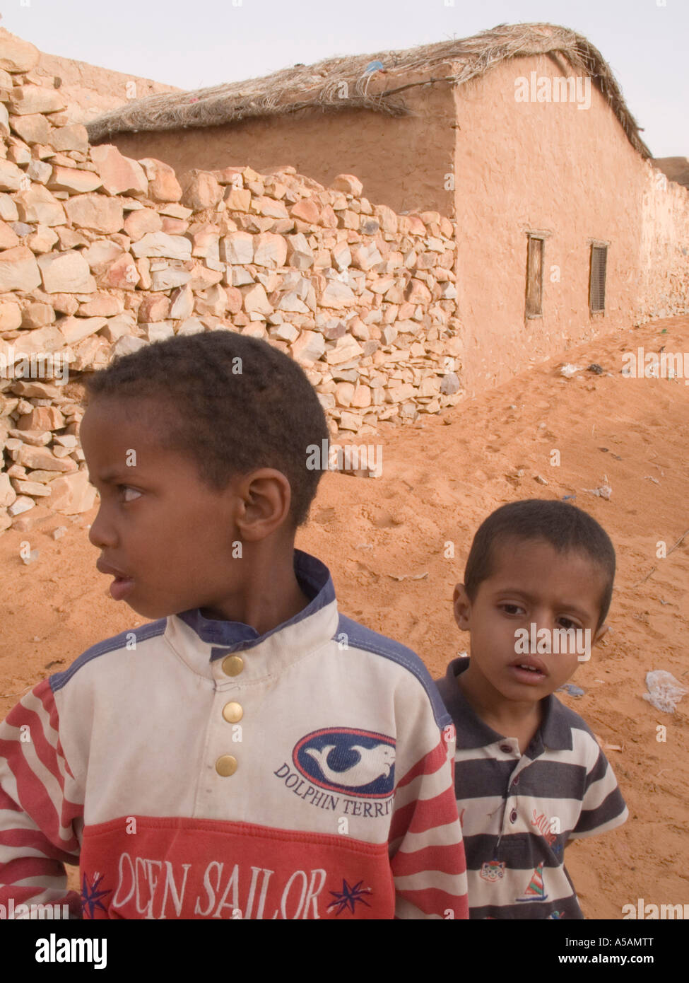 Kinder in einer sandigen Straße in Chinguetti, Mauretanien, Westafrika Stockfoto