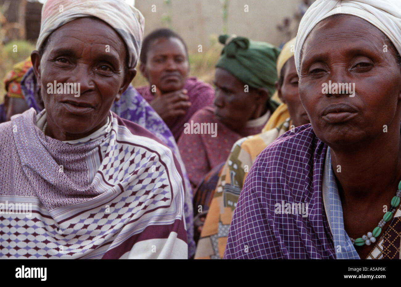 Eine Gruppe von afrikanischen Frauen sitzen zusammen in Uganda Stockfoto