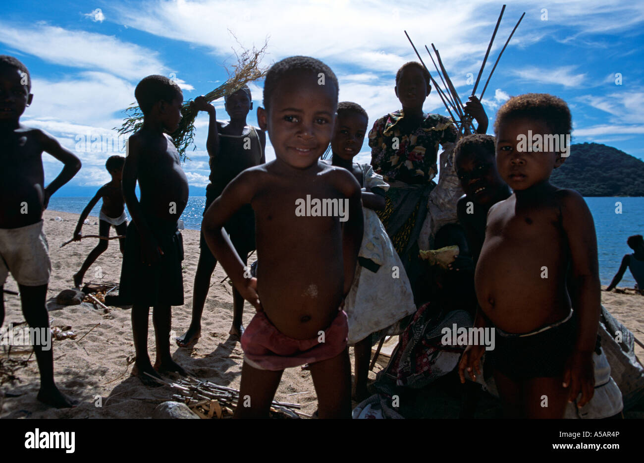 Kinder spielen zusammen in Malawi-Afrika Stockfoto