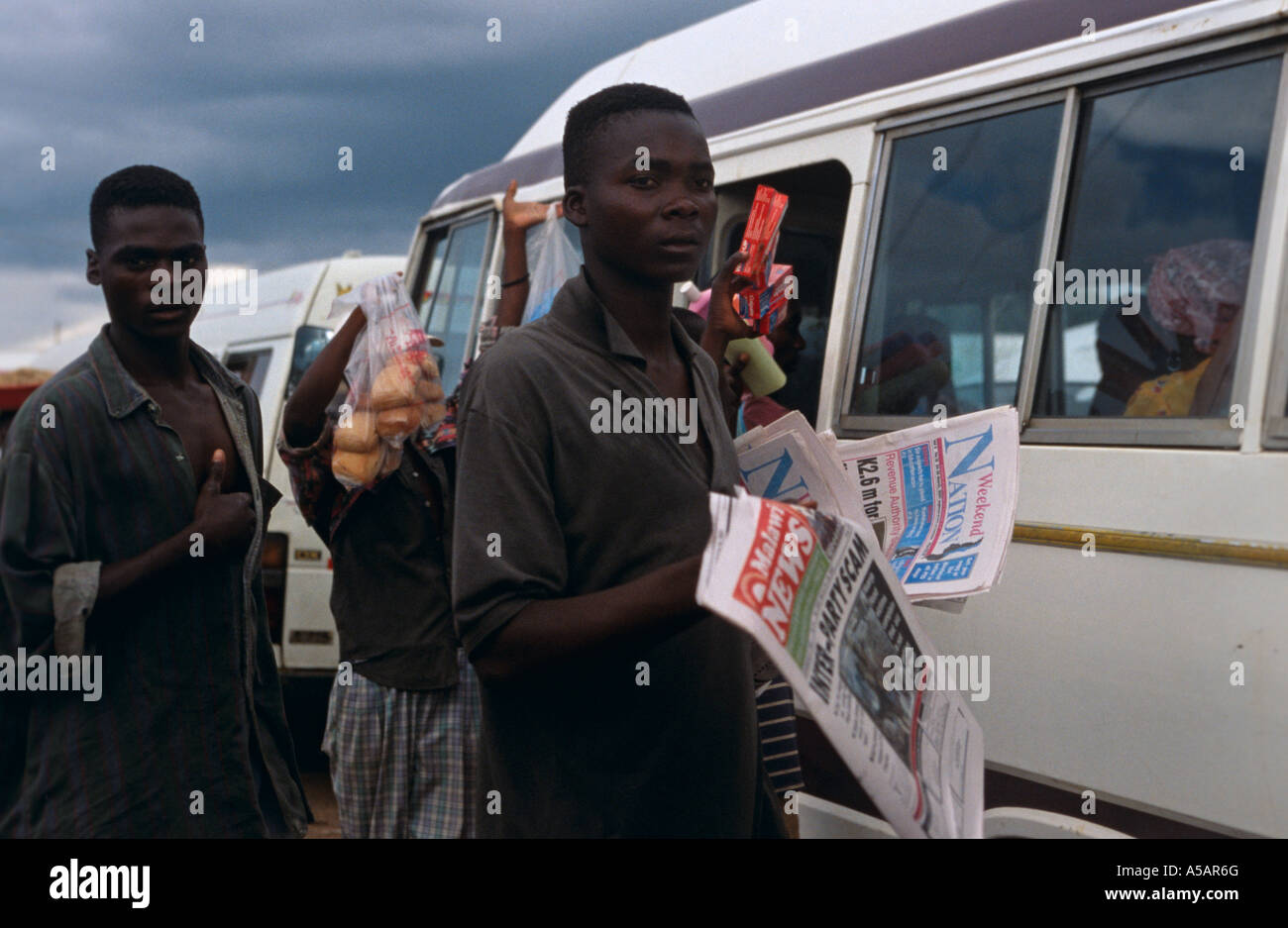 Verkauf von Zeitungen in Malawi Afrika Kinder Stockfoto