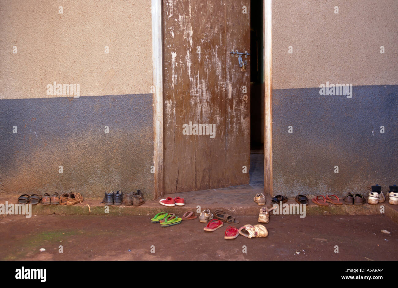 Hausschuhe außerhalb der Vorschule, Nangwa, Tansania, Afrika Stockfoto