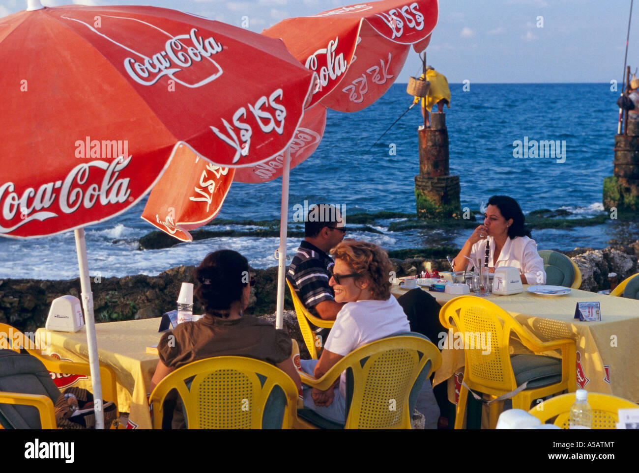 Menschen in einem Restaurant am Meer Stockfoto