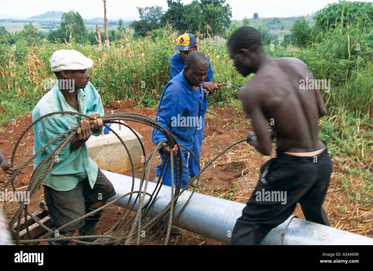 Afrikanische Arbeiter arbeiten auf einem Rohr Malawi Stockfoto