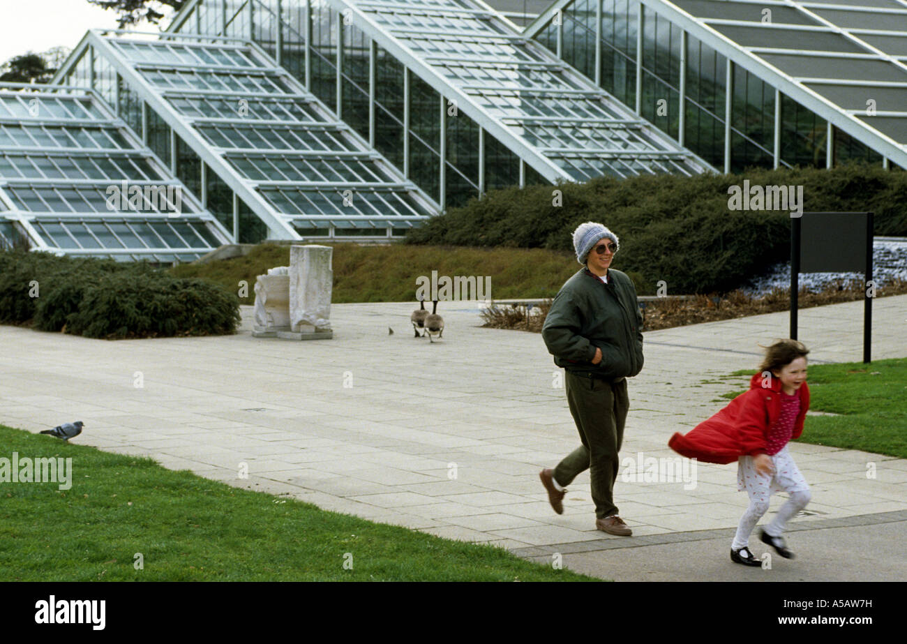 Moher mit Tochter genießen einen Besuch in Kew Gardens London Stockfoto