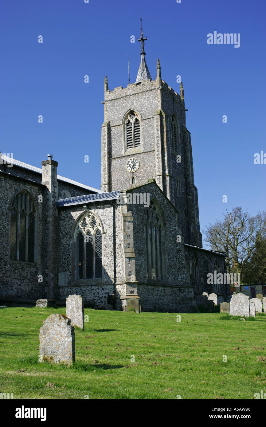 Ein typisch britischer Kirchturm steht in einem üppigen grünen Friedhof mit den legendären alten Grabsteinen Norfolk England UK GB Großbritannien Stockfoto