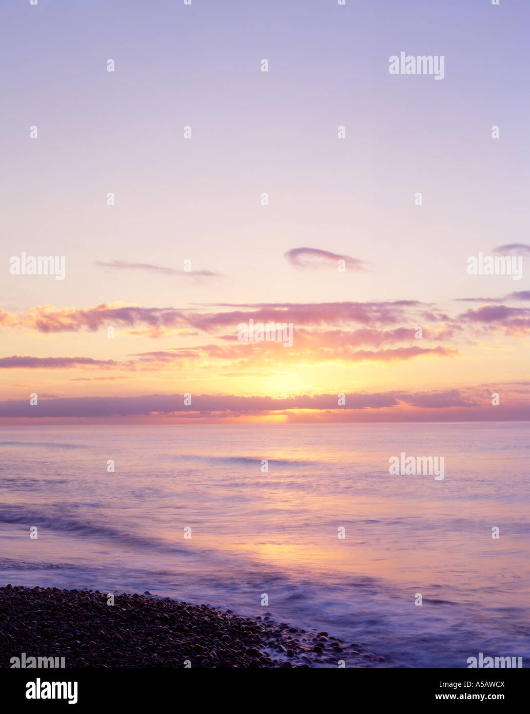 Schöne inspirierende Meer Sonnenaufgang über dem Misquamicut Strand, Westerly, RI, USA Stockfoto