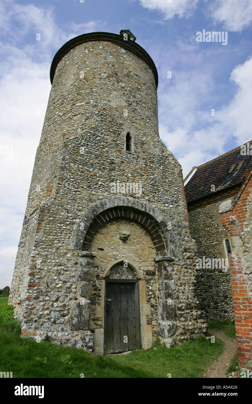 Alten normannischen Architektur in diesem Stein gebaut Kirchturm der Kirche ein typisches britisches Englisch Norfolk England UK GB Stockfoto