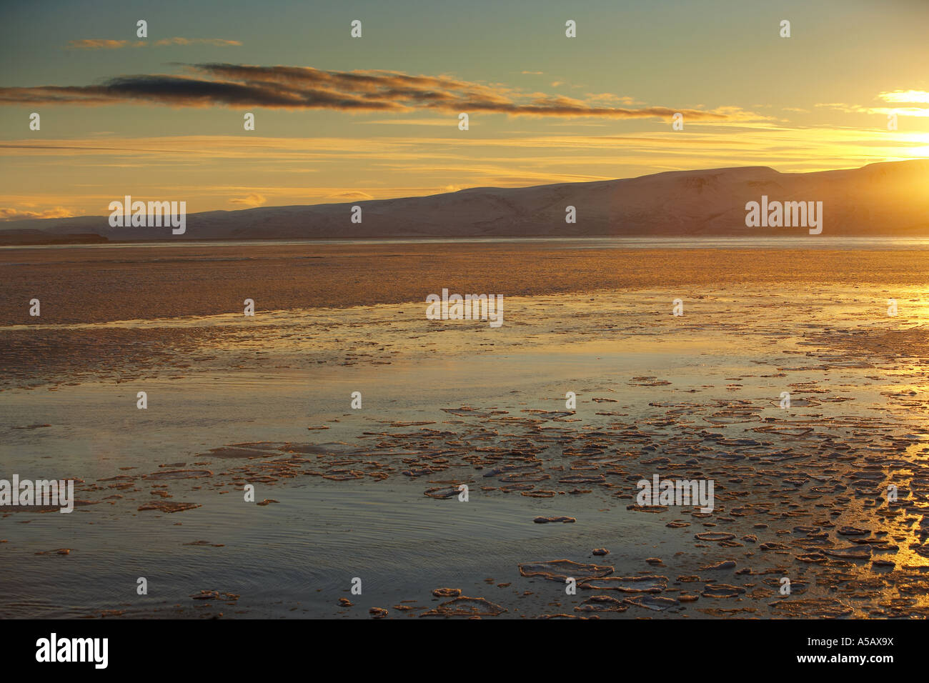 Arctic Winter Sonnenuntergang, mit Pfannkuchen, Eis, Skjalfandafloi Bay, Husavik, Island Stockfoto