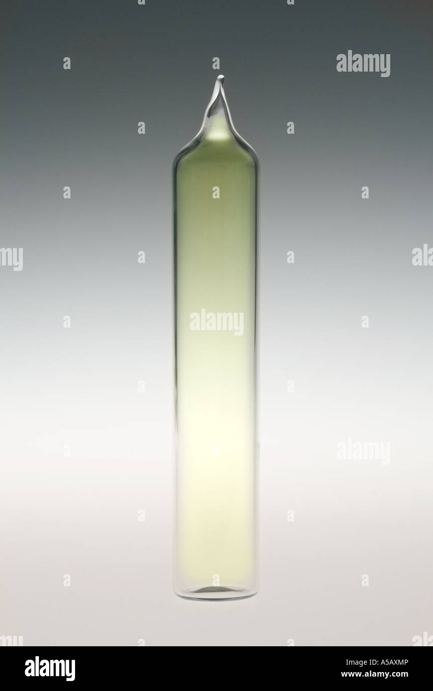 Elementares Chlor im Glasampulle Stockfoto