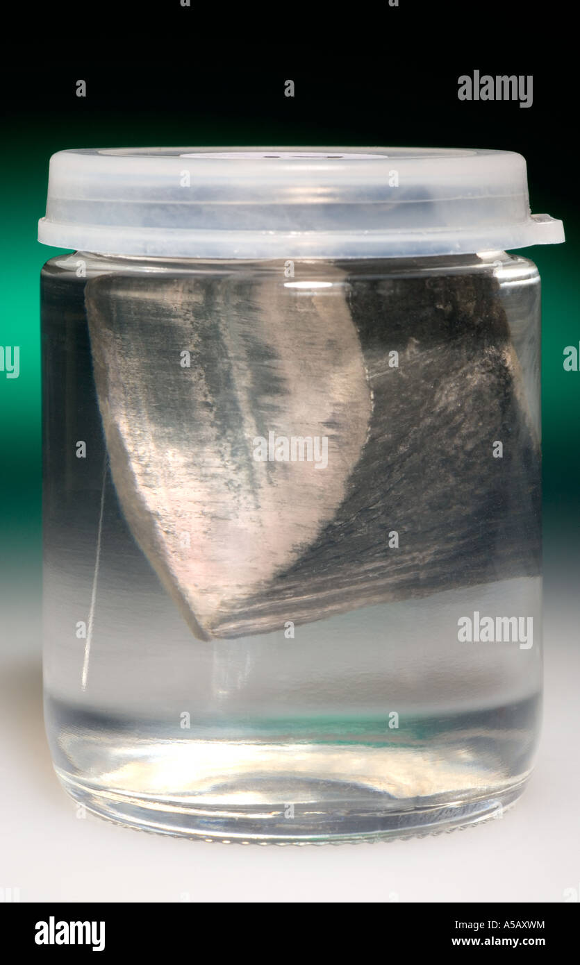 Elementares Lithium schwimmend in Öl Stockfoto