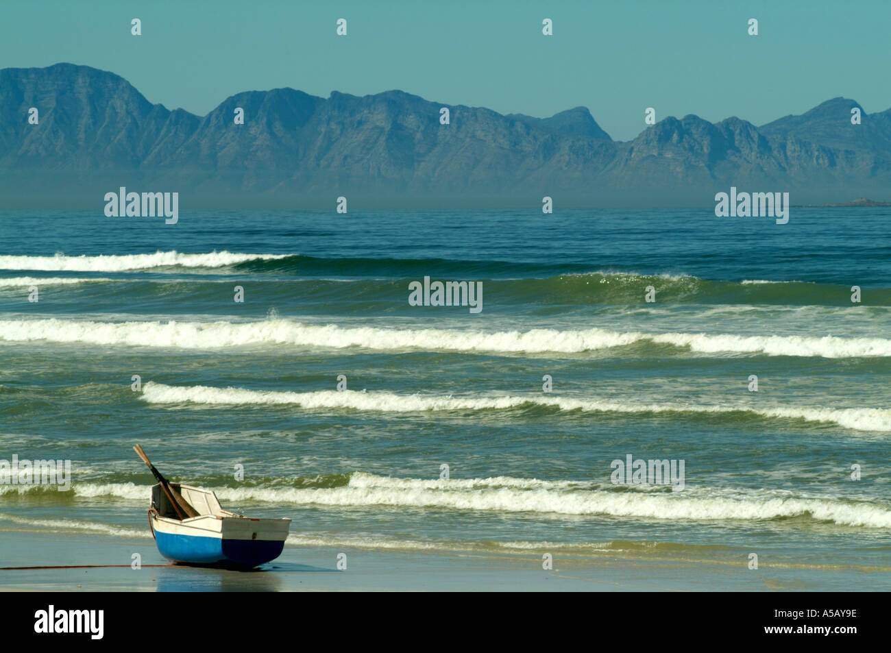 Fischer und Boot am Strand von Muizenberg auf False Bay Nr Kapstadt Südafrika RSA Stockfoto