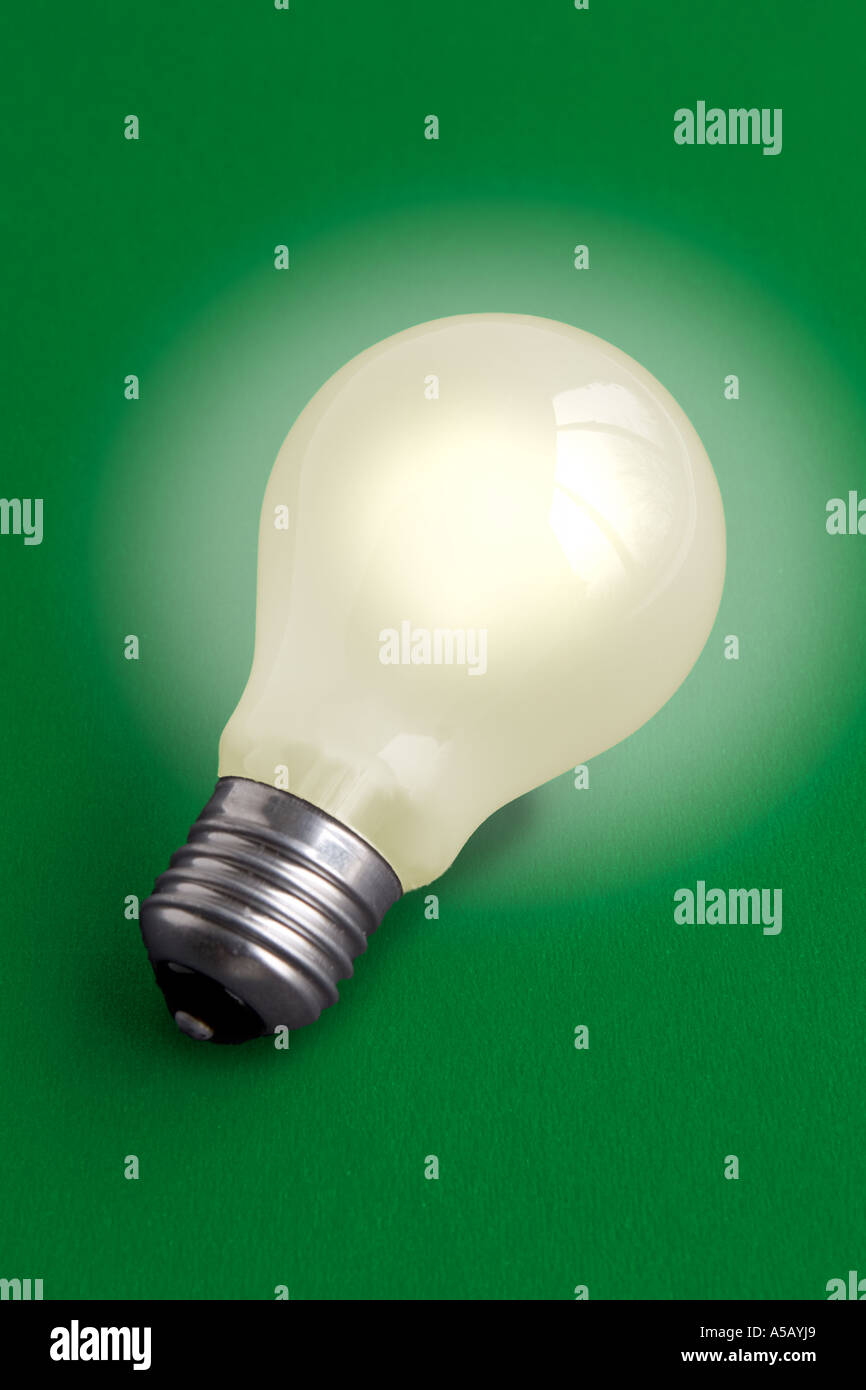 Glühbirne auf grünem Hintergrund Stockfoto