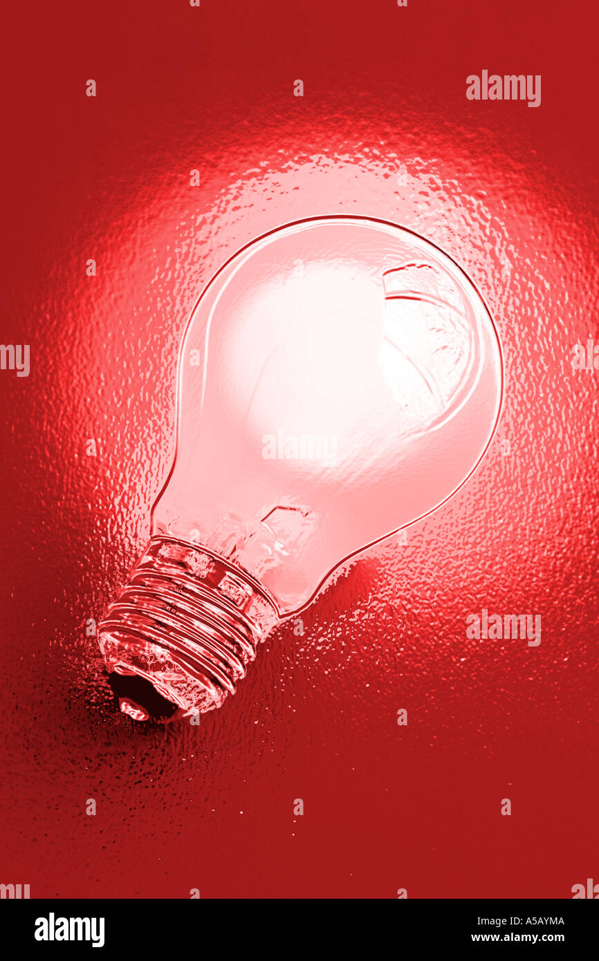 Chrom-Effekt Glühbirne auf rotem Grund Stockfoto