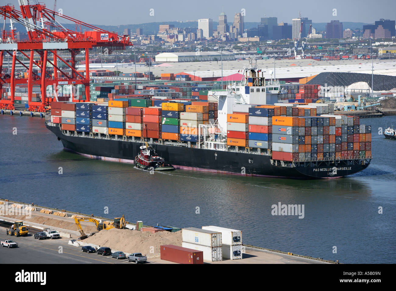 Schlepper eskortieren Containerschiff Port Elizabeth NJ Stockfoto
