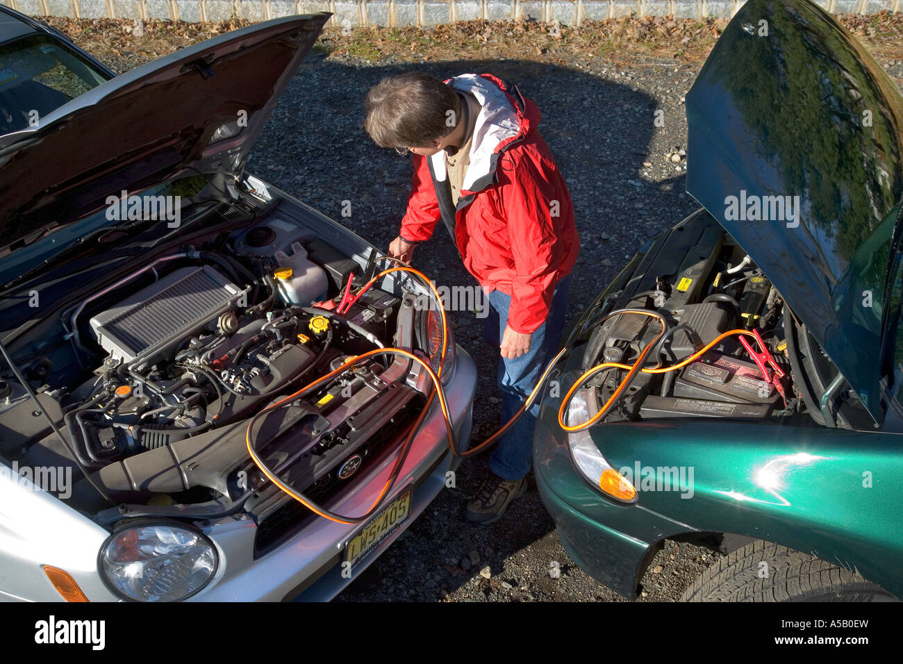 Jumper-Kabel verwenden, um ein Auto w eine leere Batterie starten Stockfoto