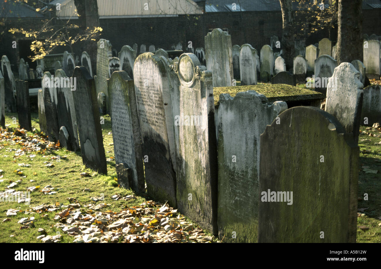 Alte Grabsteine auf einem kirchlichen Friedhof Stockfoto