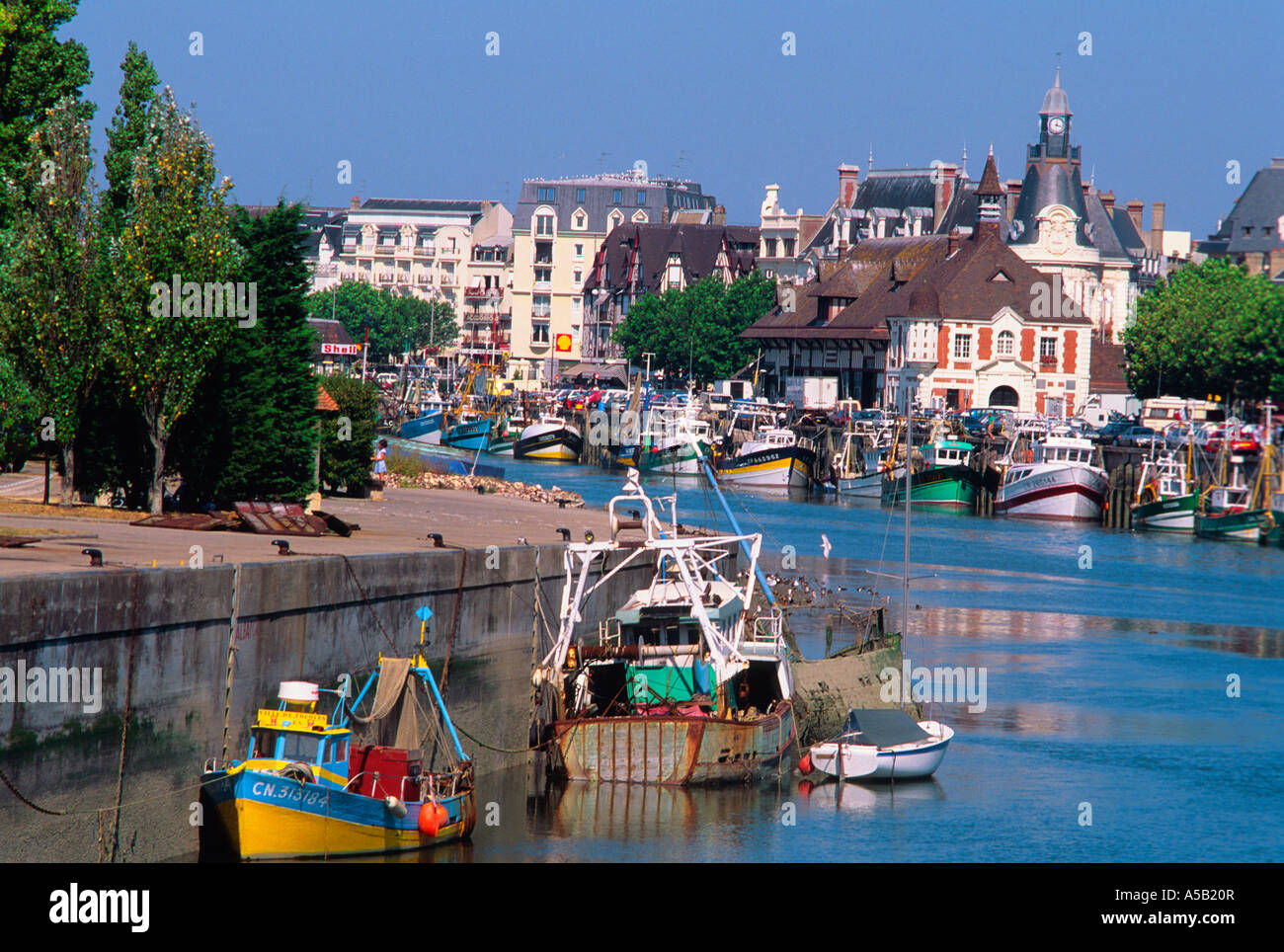 Frankreich Normandie, Calvados, Deauville, Cote Fleurie kleine Boote dockten im Hafen an Stockfoto