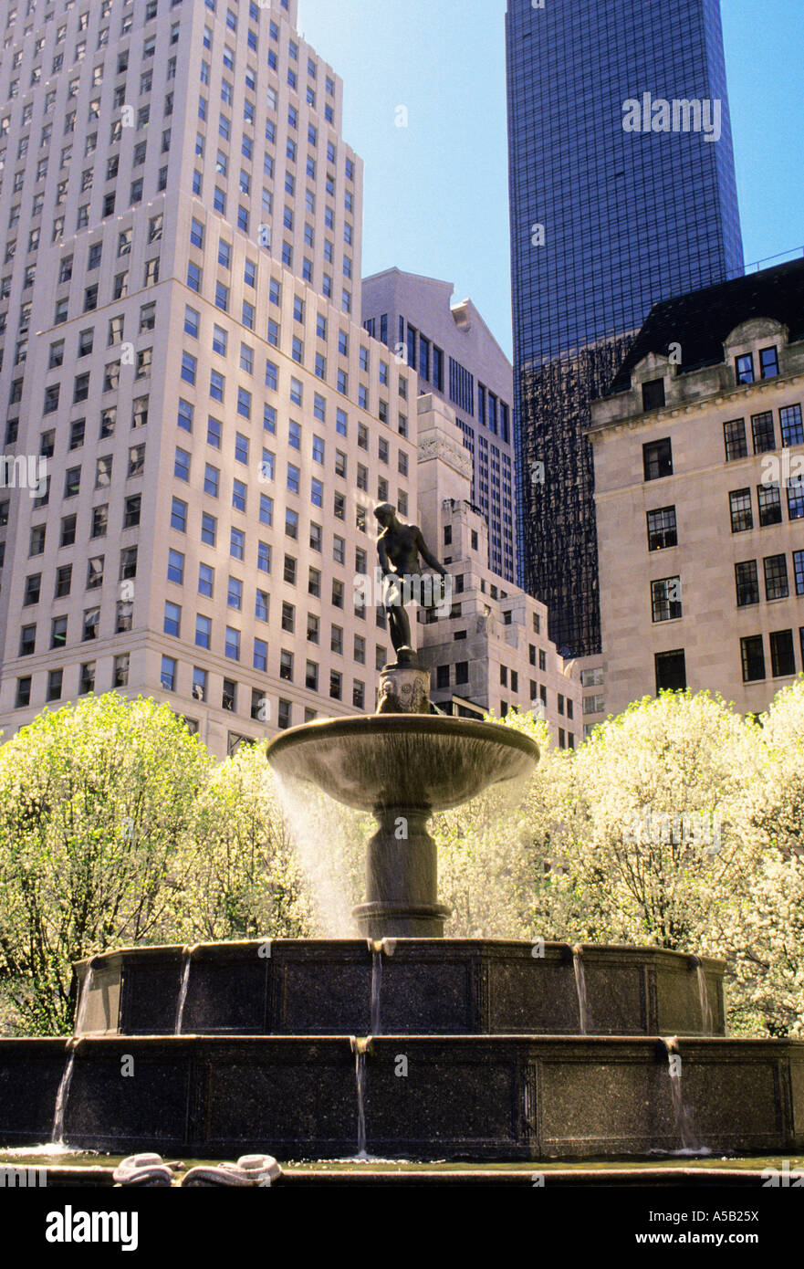 New York City Fifth Avenue Pulitzer Fountain auf dem Grand Army Plaza Midtown Manhattan Wolkenkratzer. Wahrzeichen in NYC USA Stockfoto