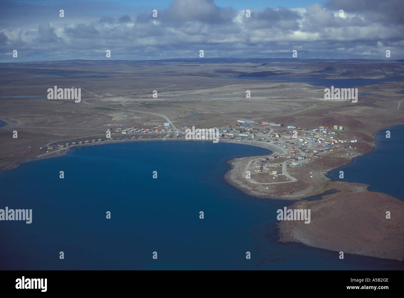 Luftaufnahme Blick auf Victoria Island mit Stadt Holman Nordpolarmeer in den Northwest Territories Kanada Stockfoto