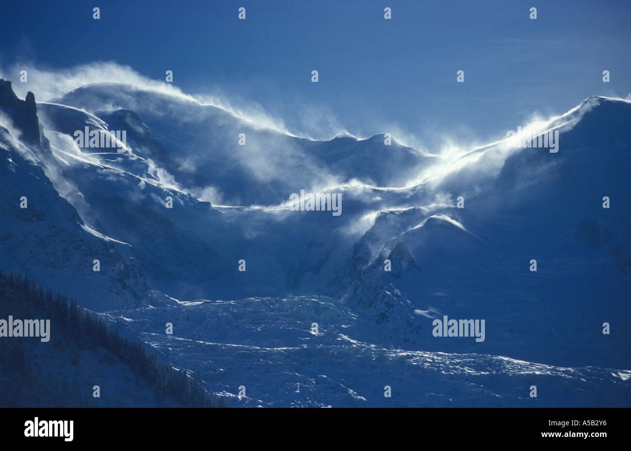 Sturm weht Schnee über Mont Blanc über Chamonix, Französische Alpen Frankreich Stockfoto