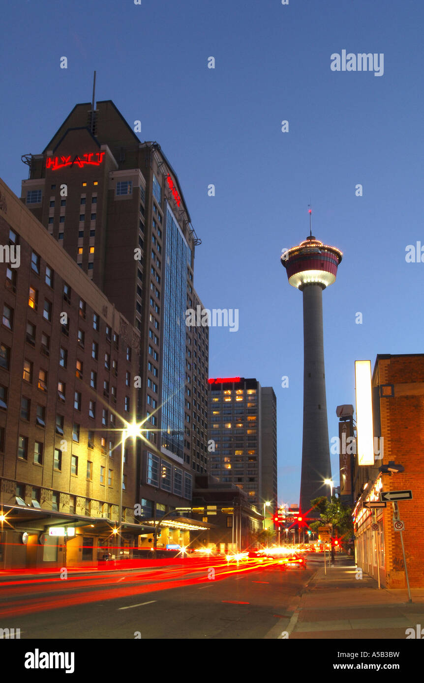 Nachtansicht des Calgarys Hyatt Hotel und Calgary Tower. Stockfoto