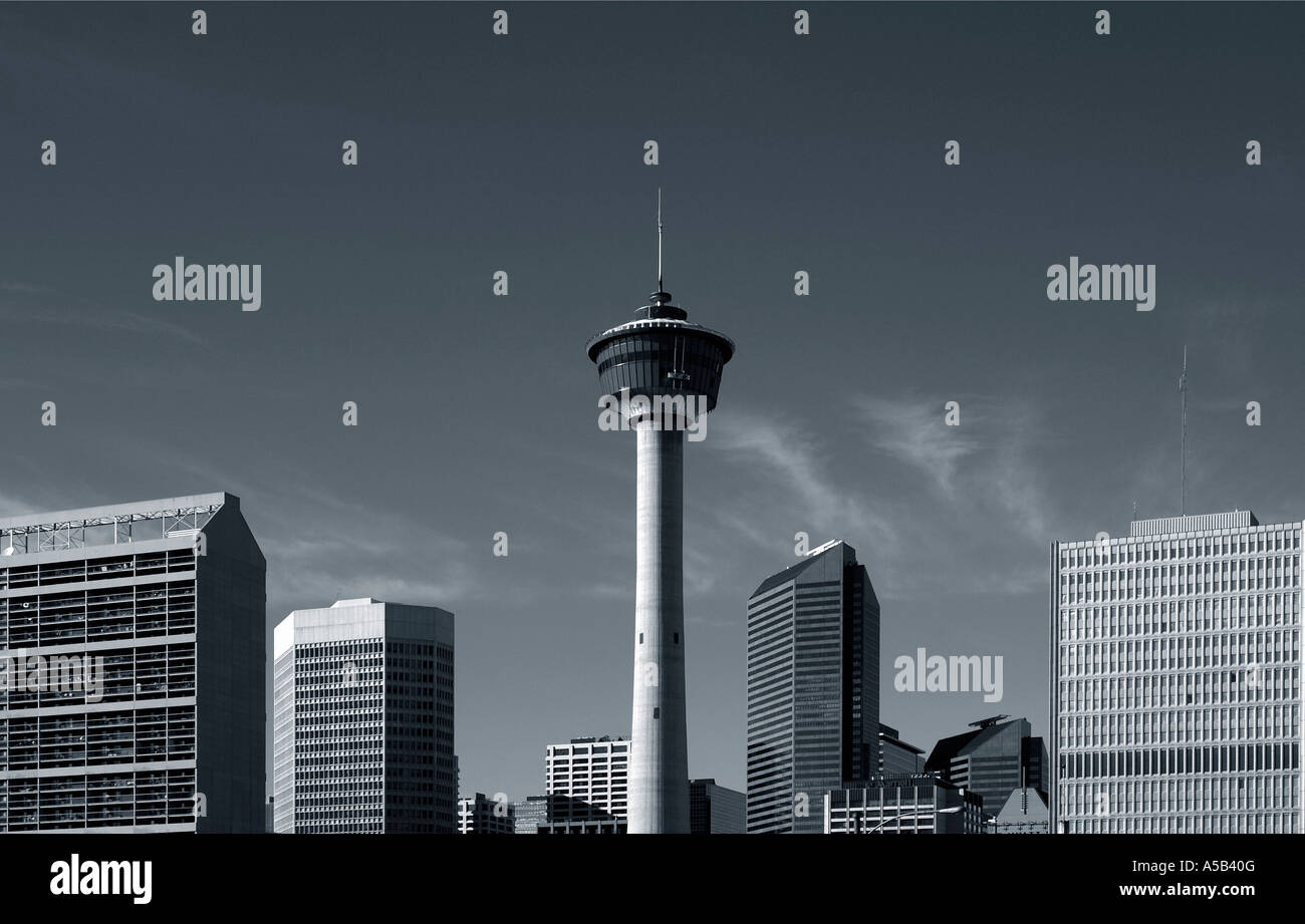 Calgary Tower von Gebäuden umgeben. Stockfoto