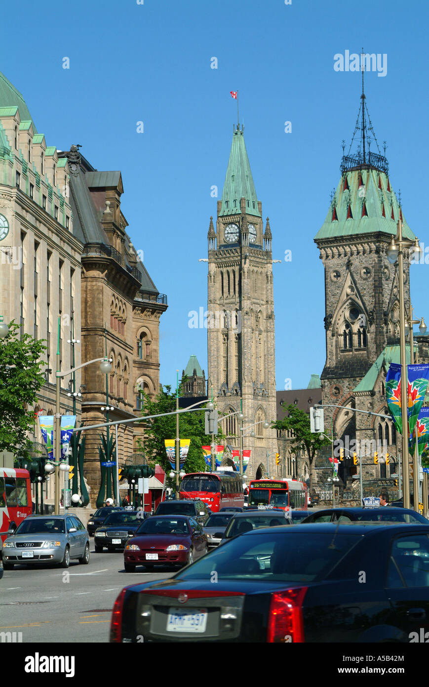Kanadas Hauptstadt Ottawa Parlamentsgebäude mit Verkehr. Stockfoto