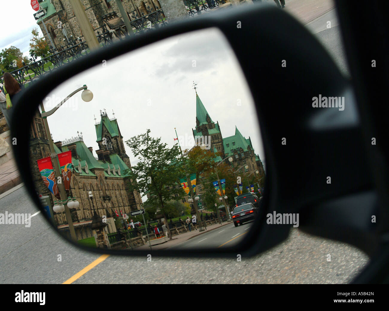 Ottawa Parlamentsgebäude spiegelt sich in dem Auto - Rückspiegel. Stockfoto